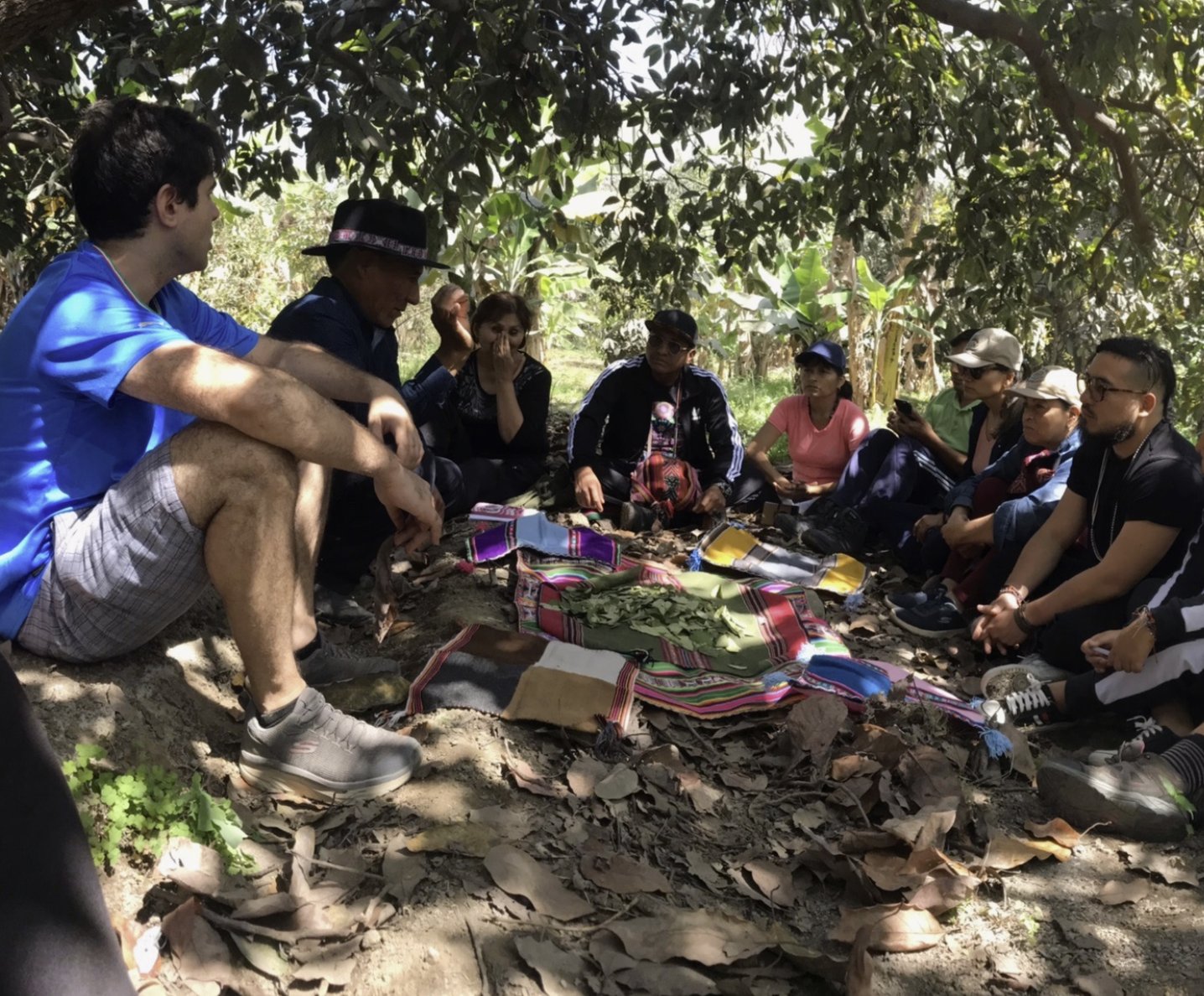 Grupo de mujeres meditando en tonos crema